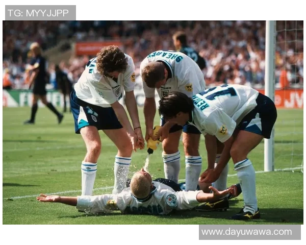 足球明星经典摇篮动作解析领略球场上的优雅与力量