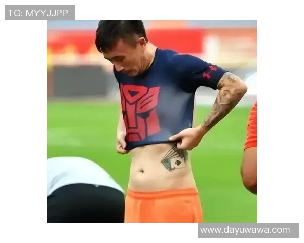 足球明星背上纹身的故事与意义探讨：他们为何选择用纹身表达自我