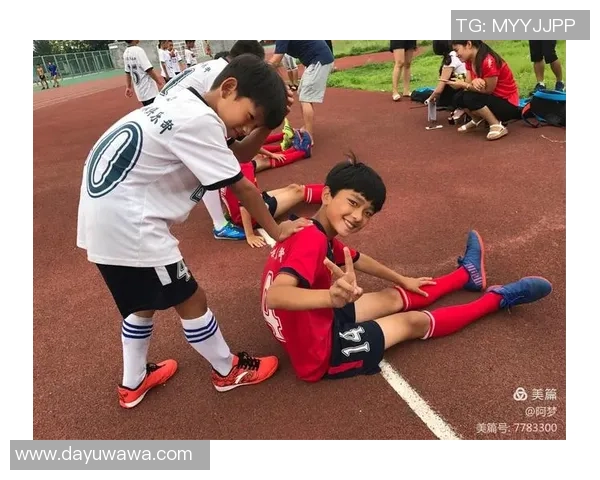 足球明星闪耀登场海报盛宴尽显球场魅力与激情瞬间 足球明星闪耀登场海报盛宴尽显球场魅力与激情瞬间