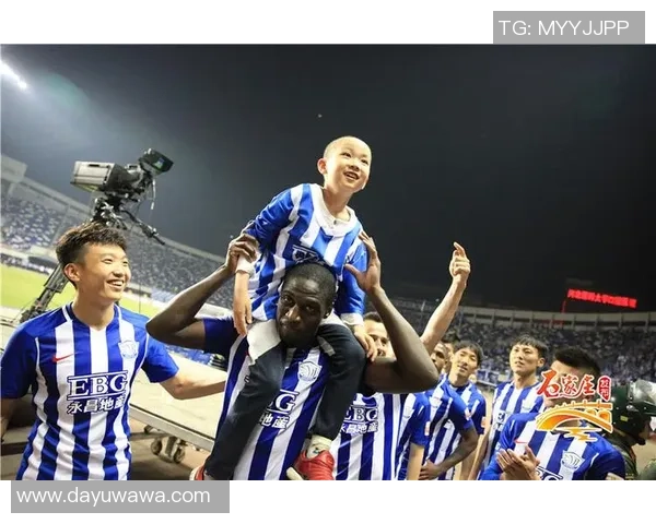 男孩追星梦实现足球明星亲笔签名感动瞬间分享 男孩追星梦实现足球明星亲笔签名感动瞬间分享